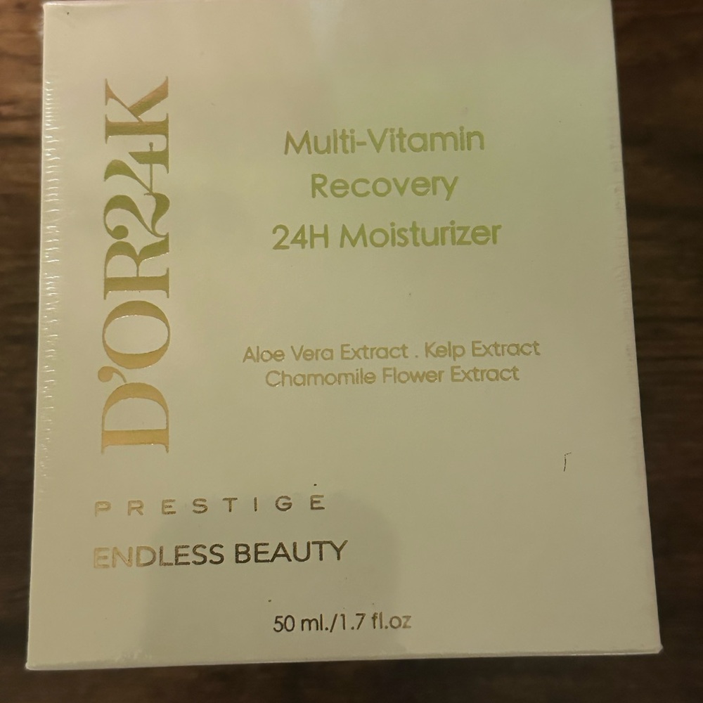 Multi-Vitamin Recovery 24H Moisturizer - White